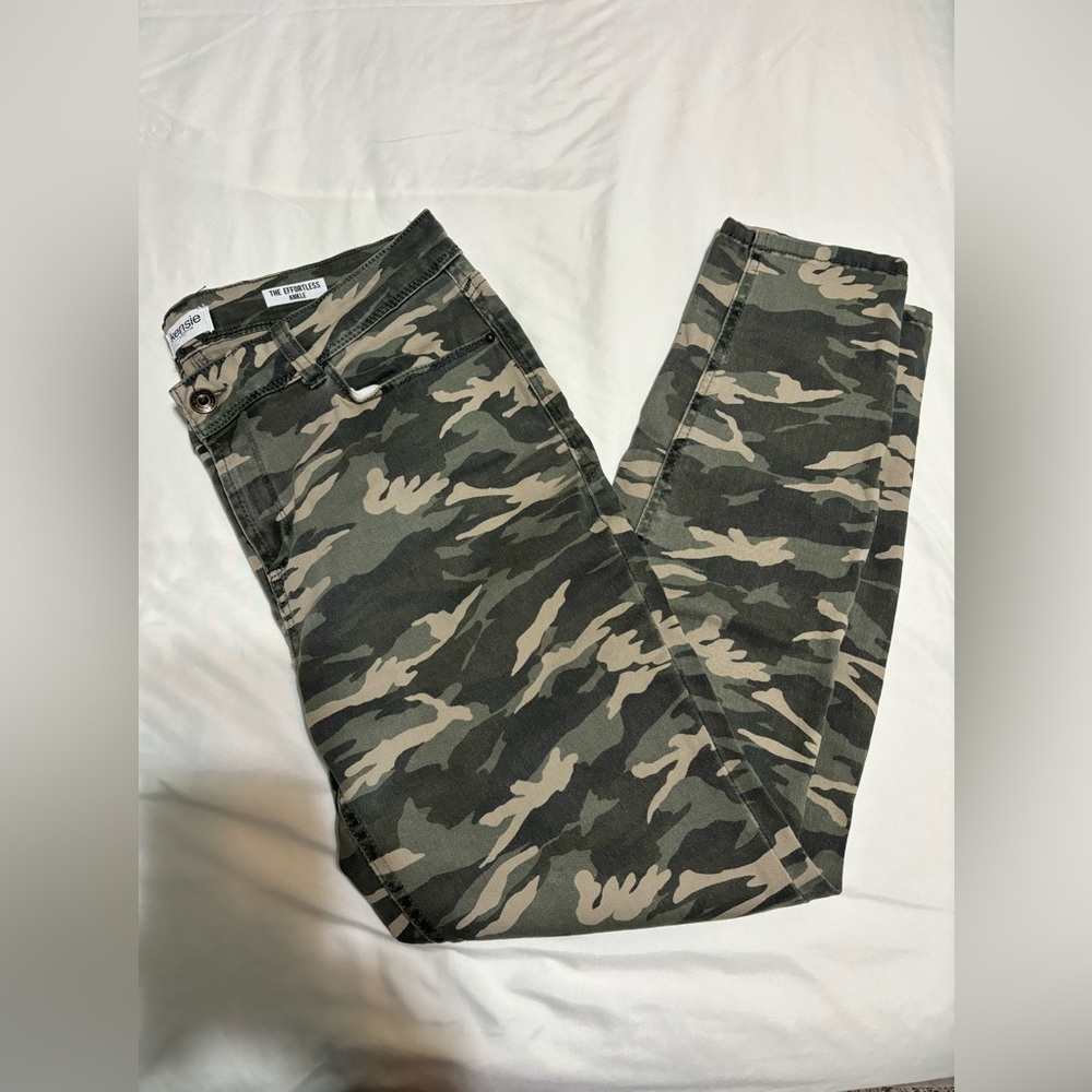 Kensie jeans / camouflage green / size 10/30 / the effortless ankle